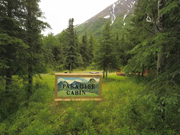 The sign guiding to the Paradise Log Cabin