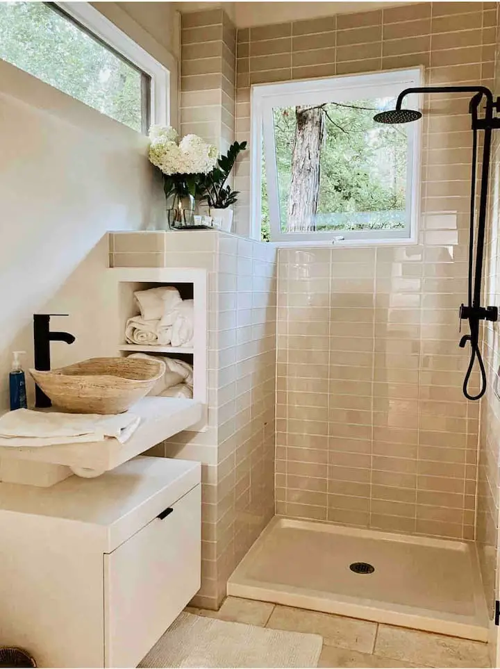 Full bathroom image 1